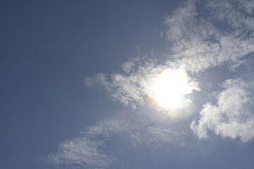 cielo azzurro, parzialmente annuvolato, sole splendente, estate, ferragosto, livertà