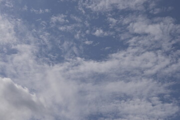 cielo azzurro, parzialmente annuvolato, sole splendente, estate, ferragosto, livertà