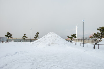 除雪した雪でできた雪山