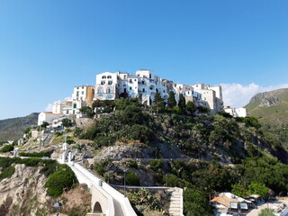 Letni nadmorski krajobraz miasteczka Sperlonga, Italia.