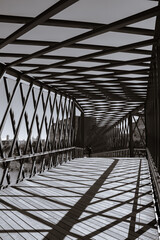 Sombras en un puente de acero y madera