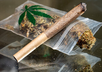 brennender Joint mit Marihuana Cannabis Drogen