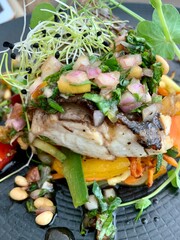 Filet de poisson , julienne de légumes 