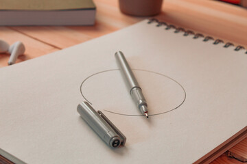 Imagen del escritorio o mesa de trabajo de un dibujante con elementos de dibujo técnico