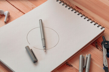 Imagen del escritorio o mesa de trabajo de un dibujante con elementos de dibujo técnico