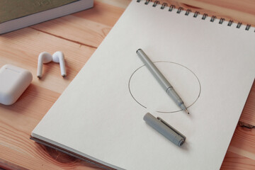 Imagen del escritorio o mesa de trabajo de un dibujante con elementos de dibujo técnico