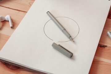 Imagen del escritorio o mesa de trabajo de un dibujante con elementos de dibujo técnico