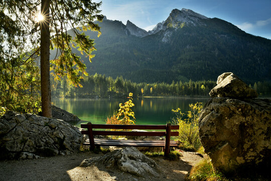 Idyllische Landschaft am Hintersee im Herbst