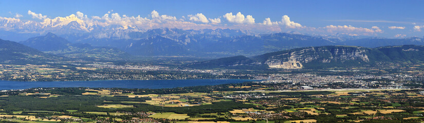 Vue aérienne et panoramique du site de Genève au bord du la Léman.