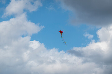 Roter Drachen mit Gesicht