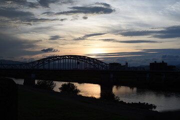橋と夕暮れ