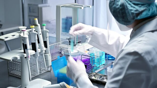実験室で薬品を扱う手元