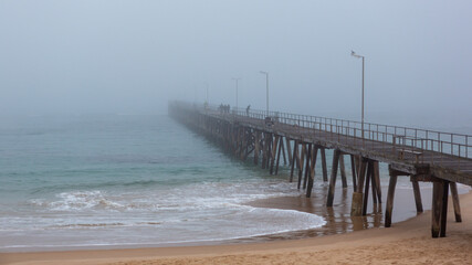 Obraz premium The port noarlunga jetty with a heavy morning fog in port noarlunga south australia on july 14 2020