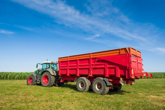 Un tracteur et sa remorque