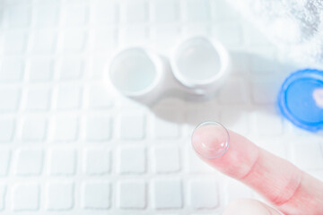 視力矯正・コンタクトレンズを眼に付ける。メガネと付け替え。コンタクトレンズの洗浄。