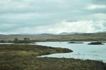 Paisaje de un lago en Escocia