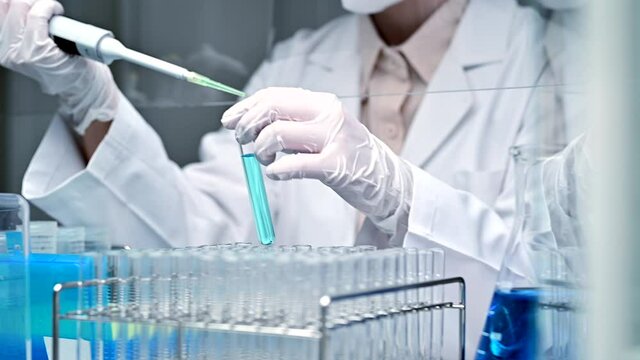 無菌室で実験をする研究員