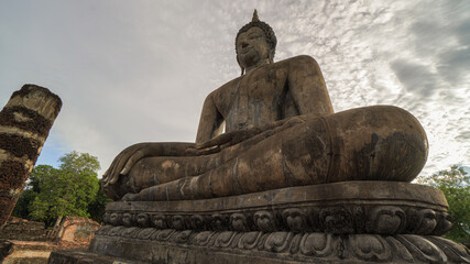 Obraz premium Buddha Statue at Wat Mahathat in Sukhothai Historical Park. UNESCO World Heritage