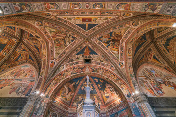 Fototapeta na wymiar 世界遺産シエナ歴史地区のシエナ大聖堂