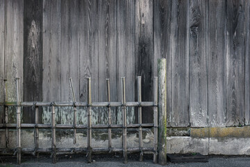 板張りの塀と竹垣