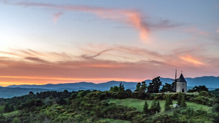 Coucher de soleil au Moulin Saint-Elzéar de Montfuron dans le Luberon