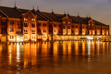 雨の横浜赤レンガ倉庫