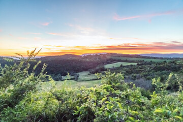 Obraz premium Coucher de soleil au Moulin Saint-Elzéar de Montfuron dans le Luberon