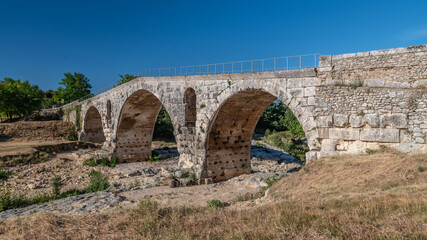 Fototapeta na wymiar Pont Julien dans le Luberon dans le Sud de la France