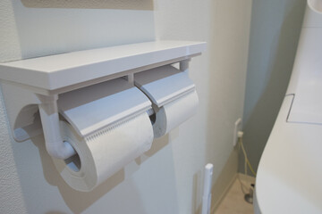 トイレットペーパーホルダーと小物置き