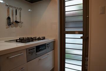 キッチンとガラストップのコンロ