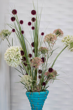 fleur s&eacute;ch&eacute;e dans un pot dans une salle de bain grise et blanche