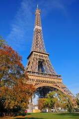 パリのエッフェル塔　Eiffel Tower shining in the beautiful blue sky