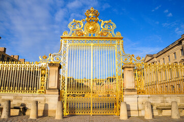 ベルサイユ宮殿の門　Beautiful golden gate of Versailles