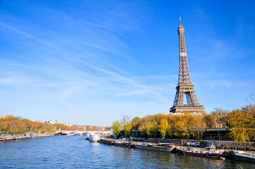 Fototapeta na wymiar セーヌ川とエッフェル塔　Beautiful view of the Seine and the Eiffel Tower