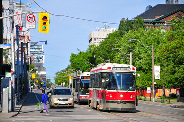 カナダトロントの街中風景　Tram in the beautiful city of Toronto