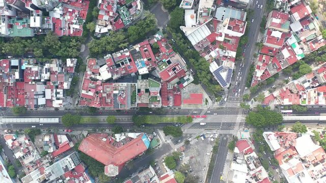 Vista a&eacute;rea cenital a gran altura del cruce de Av. Insurgentes Sur y Av. Yucat&aacute;n en la colonia Hip&oacute;dromo Condesa en la Cuidad de M&eacute;xico.