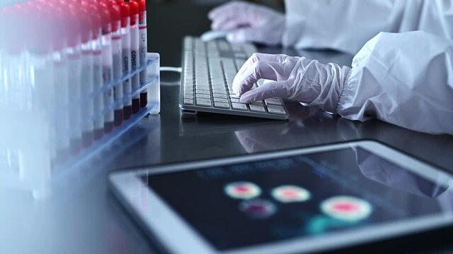 ウイルス研究をする防護服を着た研究所の職員