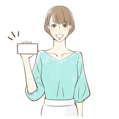 笑顔でスマホの画面を見せる正面向きの女性＿横持ち