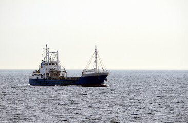東京湾の貨物船