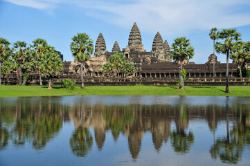 Fototapeta na wymiar 池に反射する美しいアンコールワット　Beautiful Angkor Wat reflecting in the pond