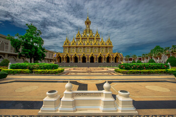 Background of Wat Tha Sung (Chantaram) in Thailand, there is a large pagoda, The Golden Castle...