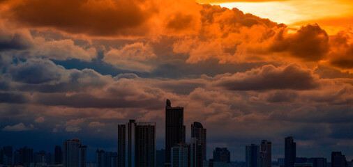 The wallpaper of the sky is closely aligned, with the movement of the clouds and many colors according to the time period (blue, orange, yellow) and various colors during the rainy season.