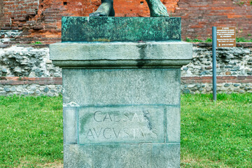 Statua di Cesare Augusto,Torino,Italia,antica porta romana.