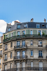 Fototapeta na wymiar Traditional parisian buildings