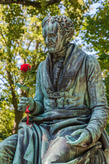 Obraz premium Statue at the Pere Lachaise cemetery