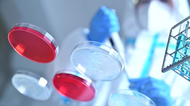 防護服を着た研究員の科学実験の様子