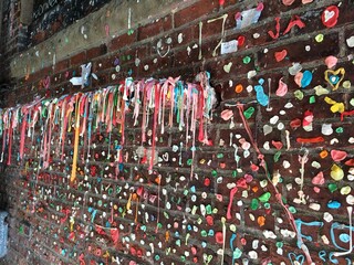 Obraz premium The wall covered with colourful chewing gum at Post Alley, Downtown Seattle. Washington State.