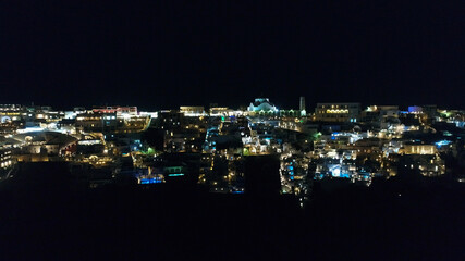 Fototapeta premium Ville d'Akrotiri sur l'île de Santorin dans les Cyclades en Grèce vue du ciel et de nuit