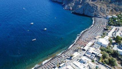 Plage de Kamari sur l'île de Santorin dans les Cyclades en Grèce vue du ciel