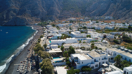 Fototapeta na wymiar Plage de Kamari sur l'île de Santorin dans les Cyclades en Grèce vue du ciel